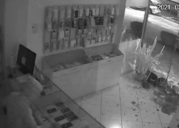 FOTO/ Me çekiç në dorë, thyen xhamin dhe merr disa telefona, momenti kur grabitet dyqani i telefonave në Vlorë