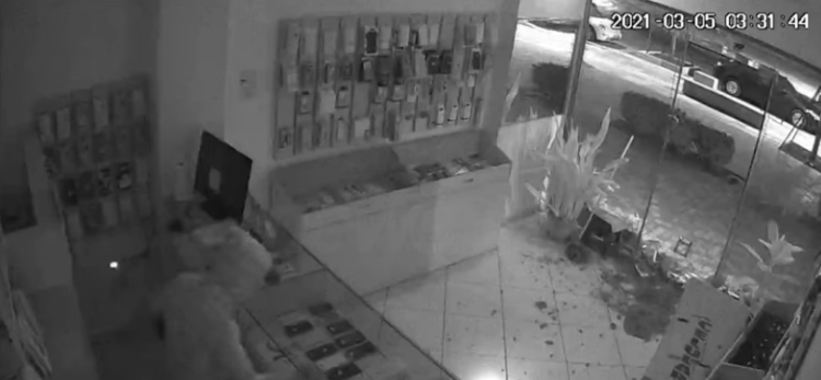 FOTO/ Me çekiç në dorë, thyen xhamin dhe merr disa telefona, momenti kur grabitet dyqani i telefonave në Vlorë