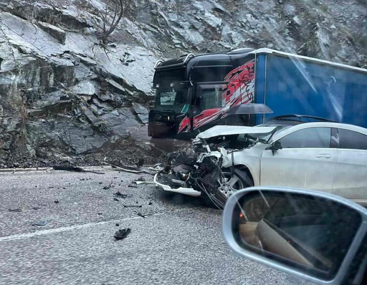 Aksident i rëndë në Librazhd, makina përplaset me kamionin