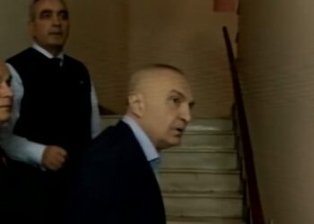 PËRPLASJE FIZIKE/ Meta konfortohet me policinë bashkiake: Dilni jashtë ose do t’ju fus në burg me duart e mia! (VIDEO)