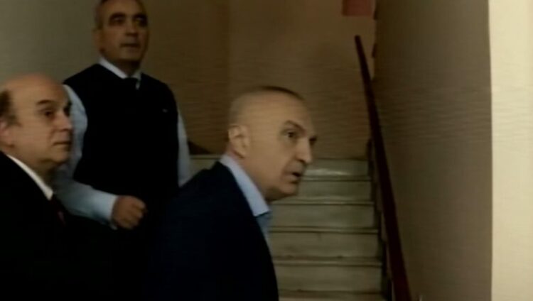 PËRPLASJE FIZIKE/ Meta konfortohet me policinë bashkiake: Dilni jashtë ose do t’ju fus në burg me duart e mia! (VIDEO)