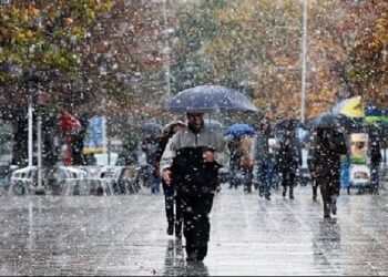 Mot i ftohtë dhe i paqendrueshëm, rikthehen reshjet e shiut dhe të borës në vend