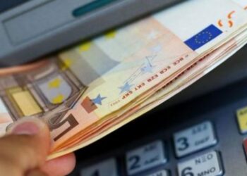 Shqiptarët më pak të paguarit në raport me europianët. Sa janë pagat e bankierëve, IT, shëndetësi