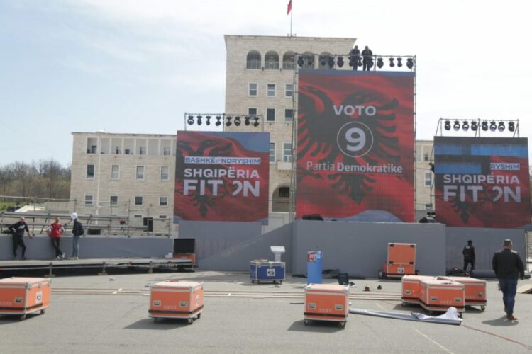 Partia Demokratike përgatitet për nisjen e fushatës në sheshin “Nënë Tereza”