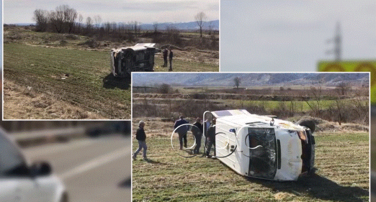 VIDEO/ Autoambulanca përplaset me një mjet dhe përfundon në një parcelë në anë të rrugës