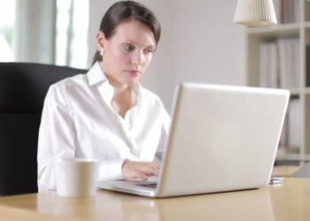 Femrat shqiptare më të “diskriminuara” në raport me meshkujt në krahasim me BE