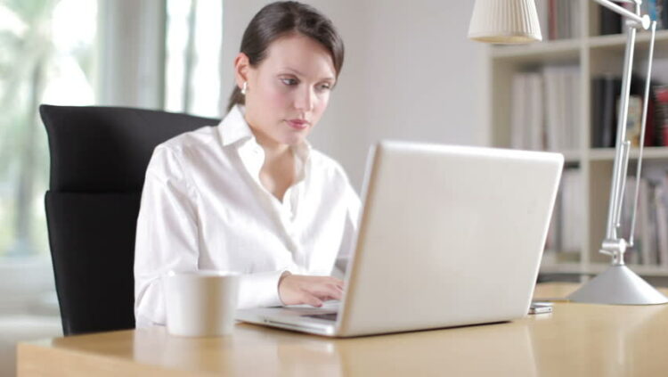 Femrat shqiptare më të “diskriminuara” në raport me meshkujt në krahasim me BE