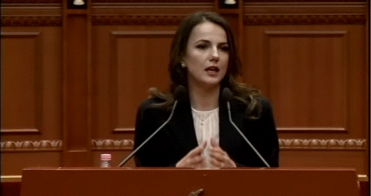 “Mashtrusa dhe legena! Keni zhvatur shqiptarët!” Hajdari u drejtohet me tone të ashpra politikanëve