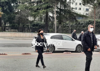 Ambasadorja amerikane, Kim mbërrinë në Pallatin e Kongreseve