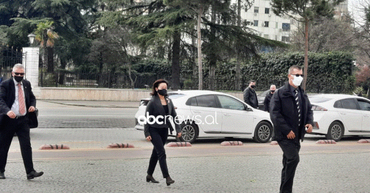 Ambasadorja amerikane, Kim mbërrinë në Pallatin e Kongreseve