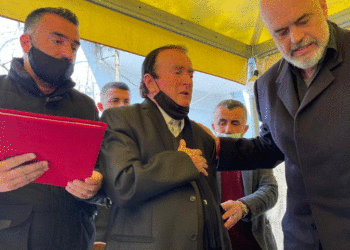 Ndërroi jetë mes flakëve, Rama i dorëzon titullin ‘Dëshmor i Atdheut’ babait të Arjan Salës