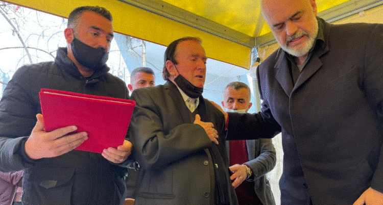 Ndërroi jetë mes flakëve, Rama i dorëzon titullin ‘Dëshmor i Atdheut’ babait të Arjan Salës