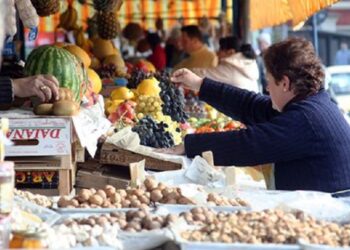 Pandemia ndryshon tendencat e konsumit, rriten çmimet e ushqimeve, bien të veshjeve