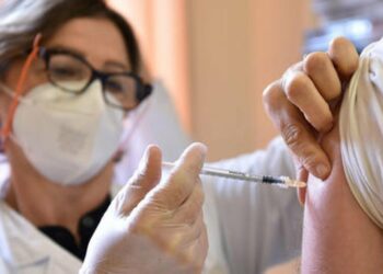 Mbërrin sot në Shqipëri/ Italia pezullon përdorimin e vaksinës AstraZeneca, dy persona ndërruan jetë në Sicili pas injektimit të një doze