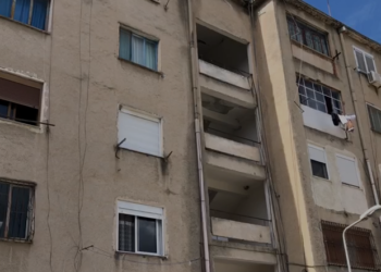 Përsëritet ngjarja horror e Kombinatit/ Gruaja mban burrin e vdekur në shtëpi. Policia shqyen derën në Vlorë