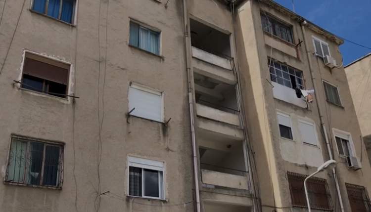 Përsëritet ngjarja horror e Kombinatit/ Gruaja mban burrin e vdekur në shtëpi. Policia shqyen derën në Vlorë