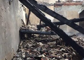 E RËNDË/ Shkrumbohen 3 shtëpi gjatë natës në Berat, ndërrojnë jetë babë e bir