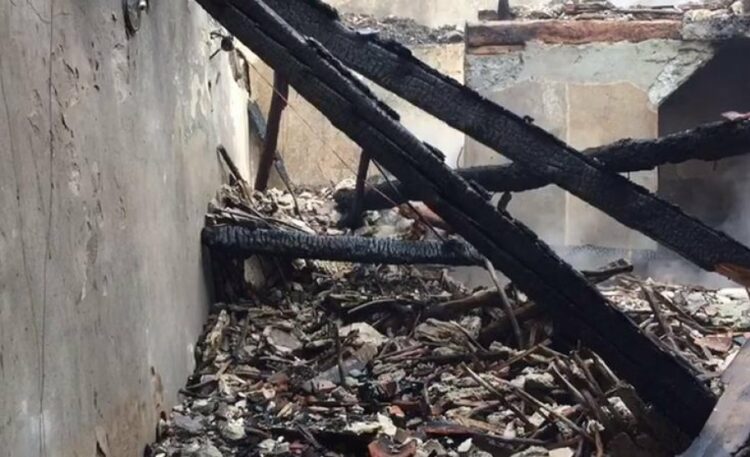 E RËNDË/ Shkrumbohen 3 shtëpi gjatë natës në Berat, ndërrojnë jetë babë e bir