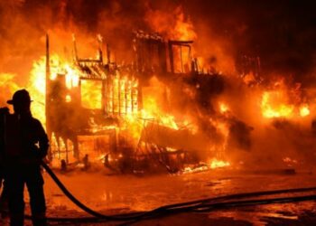 Dyshohet për viktima/ Zjarr i madh në katër banesa në Berat njëra pas tjetrës