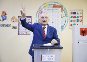 Meta voton me 2 gishtat lart: Gjithë bota i ka sytë te Shqipëria, zgjidhni kë ju do zemra