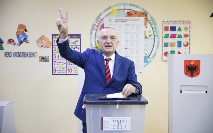 Meta voton me 2 gishtat lart: Gjithë bota i ka sytë te Shqipëria, zgjidhni kë ju do zemra