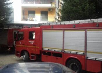 Zjarr në garazhin e një pallati në Tiranë, evakuohen banorët