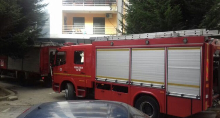 Zjarr në garazhin e një pallati në Tiranë, evakuohen banorët
