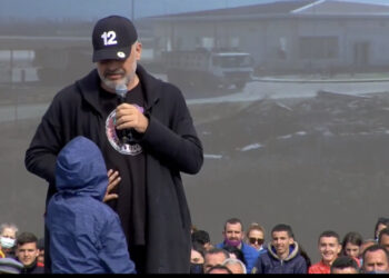 Rama bën ‘testin’ në Kukës, ngjit fëmijën në podium: Jam real apo 3D