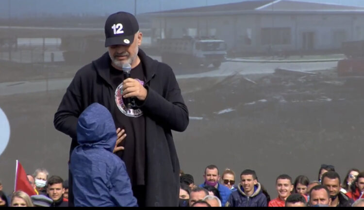 Rama bën ‘testin’ në Kukës, ngjit fëmijën në podium: Jam real apo 3D