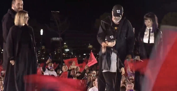 Rama ngjit familjen në podiumin e fjalimit në Vlorë, ia kalon “stafetën” Zahos: Unë e dua Vlorën