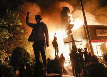 Protestat e përgjakshme në Amerikë pasi policia qëllon 20-vjeçarin