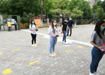 Shkollat e mesme rifilluan sot mësimin në klasa, vendimi i Komitetit të Ekspertëve për turistët nga Greqia