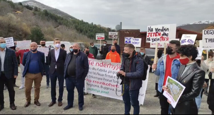 Protestë në Mirditë/ Shoqërohen në polici rreth 20 persona, aktivistë dhe banorë të zonës