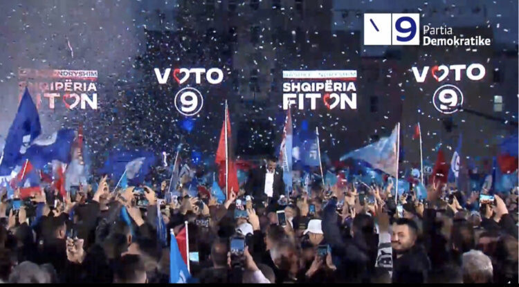 Basha mbyll fushatën elektorale, plasin fishekzjarret në Tiranë