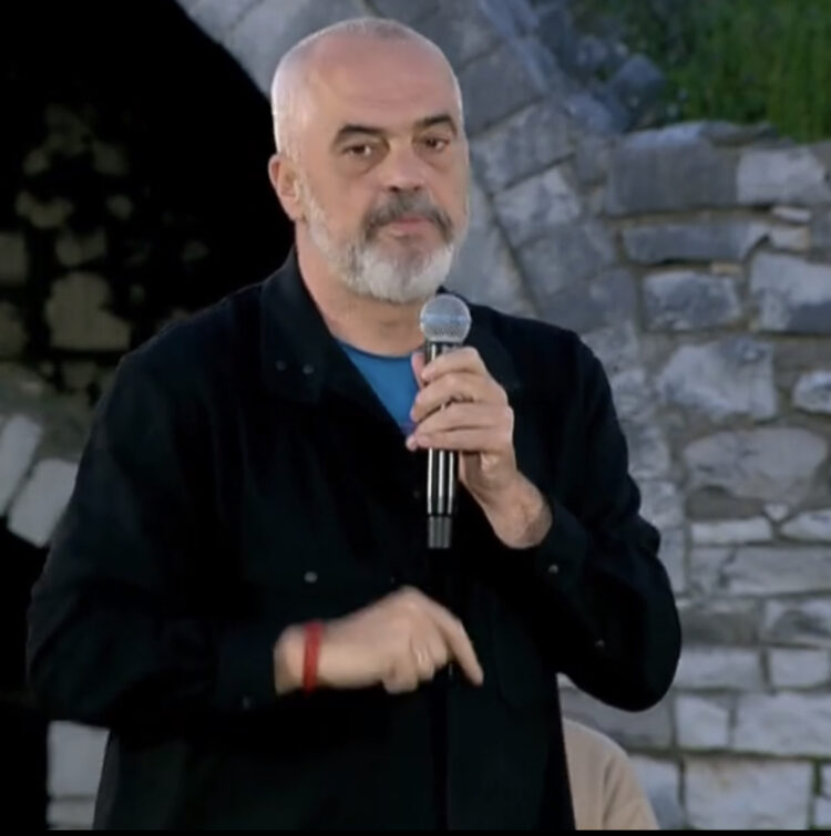 Rama: Meta është hata më vete, është çmendur. Basha fle rrugëve