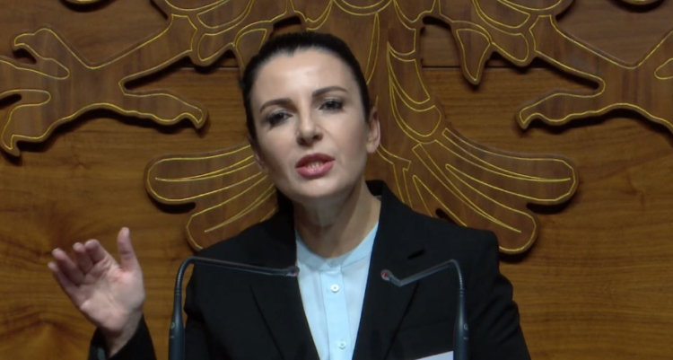 Bllokimi i fluturimeve, Balluku: Kontrollorët bëjnë 43% të punës, nga 4400 $ rroga u ka shkuar 2400