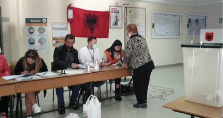 Ngatërrohen kutitë e votimit, ndërpritet procesi i votimit në dy qendra votimi në Cërrik