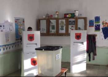 Incident në Korçë gjatë votimit! Burrë dhe grua goditen me karrige nga vëzhguesi i PD-së