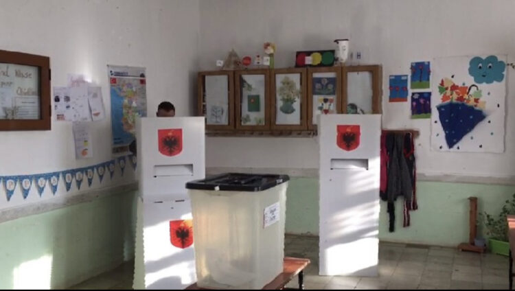 Incident në Korçë gjatë votimit! Burrë dhe grua goditen me karrige nga vëzhguesi i PD-së