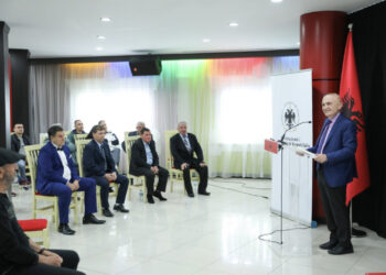 Presidenti Meta dekoron ish-kampionët e qytetit të Vlorës