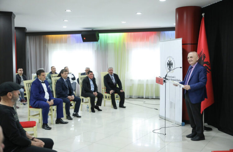 Presidenti Meta dekoron ish-kampionët e qytetit të Vlorës