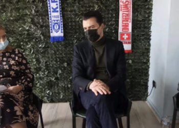 Basha me familjet e dëmtuara nga tërmeti: Korrupsioni i qeverisë po ndëshkon durrsakë