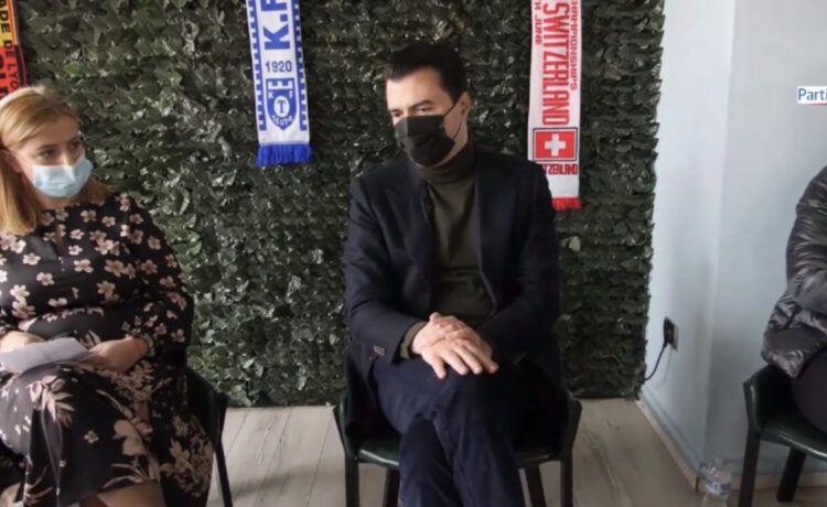 Basha me familjet e dëmtuara nga tërmeti: Korrupsioni i qeverisë po ndëshkon durrsakë