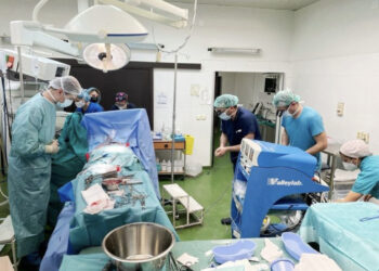 Prekëse/ Mjekët përulen para trupit të vajzës, zemra e saj u transplantua te 27-vjeçari