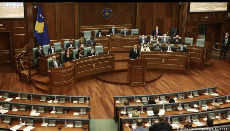 Dështon raundi i parë i votimit, Kuvendi me 2 vota minus. Vjosa Osmani e pranishme në sallë