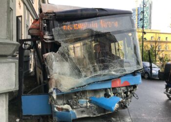 Autobusi përplaset me një automjet në Tiranë, plagosen 4 persona, drejtuesi: U bllokua sistemi i drejtimit