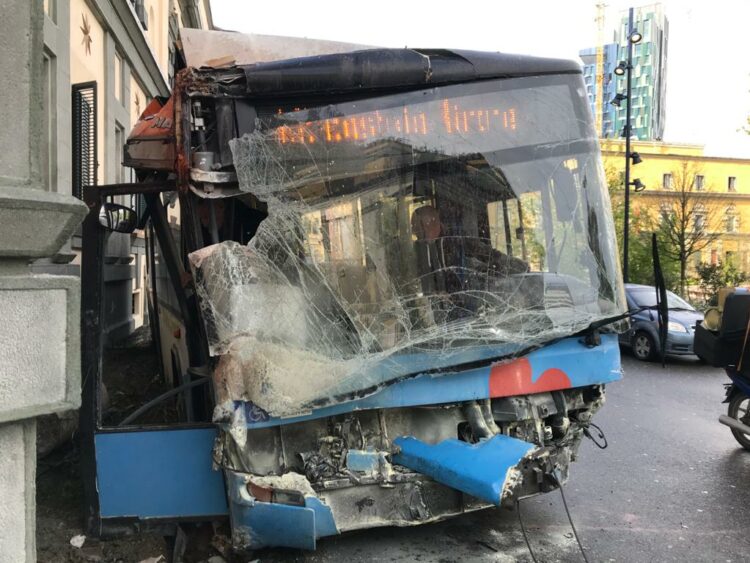 Autobusi përplaset me një automjet në Tiranë, plagosen 4 persona, drejtuesi: U bllokua sistemi i drejtimit