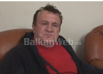 I biri qëlloi me thikë 5 besimtarë në xhami, flet babai: Djali në depresion, nuk piu ilaçet