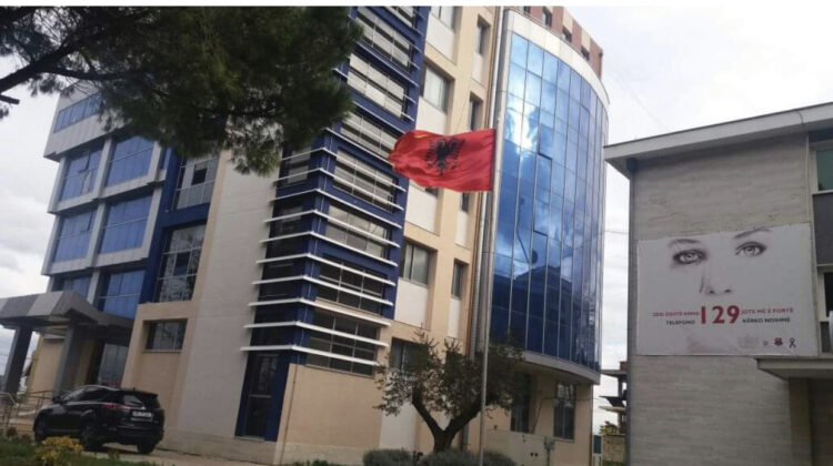 Plagosja e 33-vjeçarit në Fier, arrestohen 3 autorët, në kërkim bashkëpunëtori