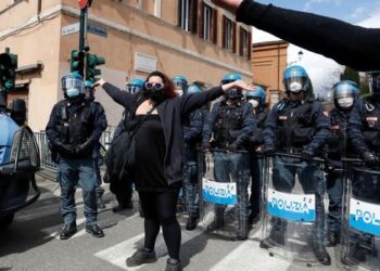 Protestë në Itali kundër kufizimeve nga Covid-19, pronarët e bizneseve kërkojnë rihapje të ekonomisë